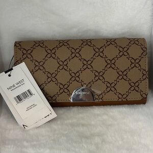 NINE WEST MOCHA LOGO WALLET